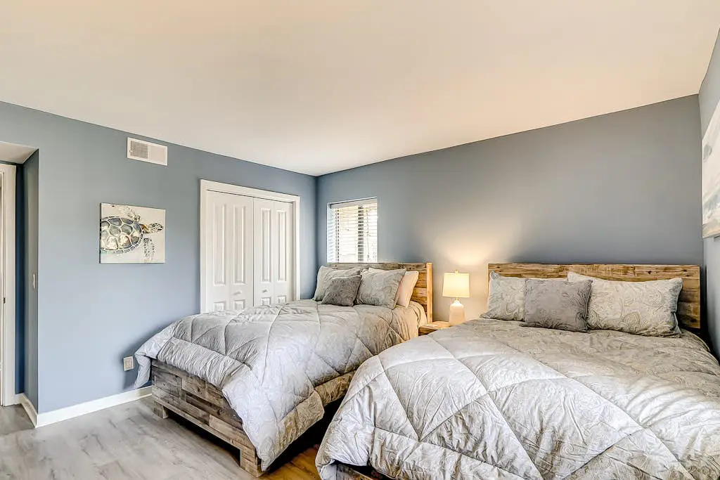 Inviting condo with pool, balcony, beach access & washer/dryer - golf nearby