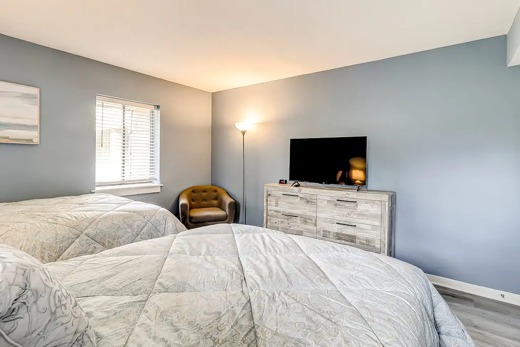 Inviting condo with pool, balcony, beach access & washer/dryer - golf nearby