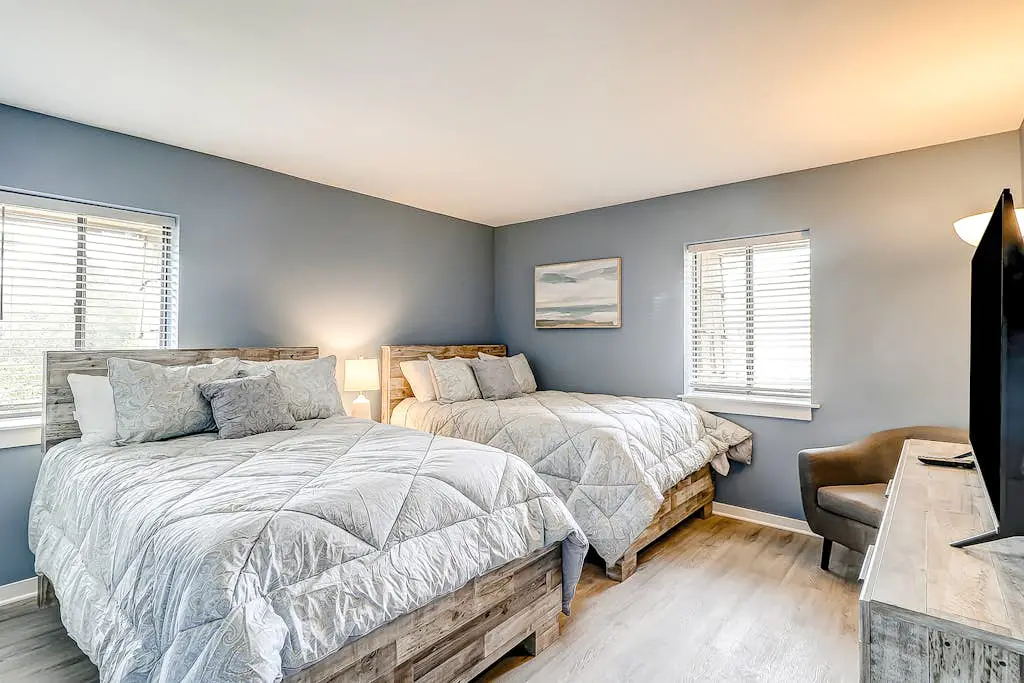 Inviting condo with pool, balcony, beach access & washer/dryer - golf nearby