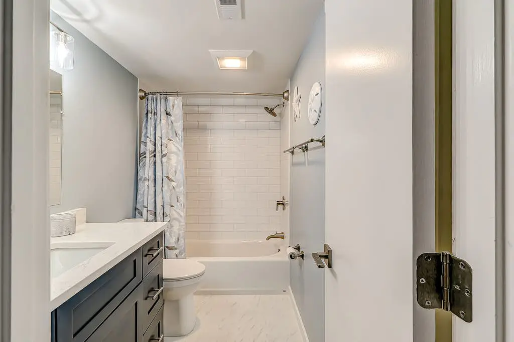 Inviting condo with pool, balcony, beach access & washer/dryer - golf nearby