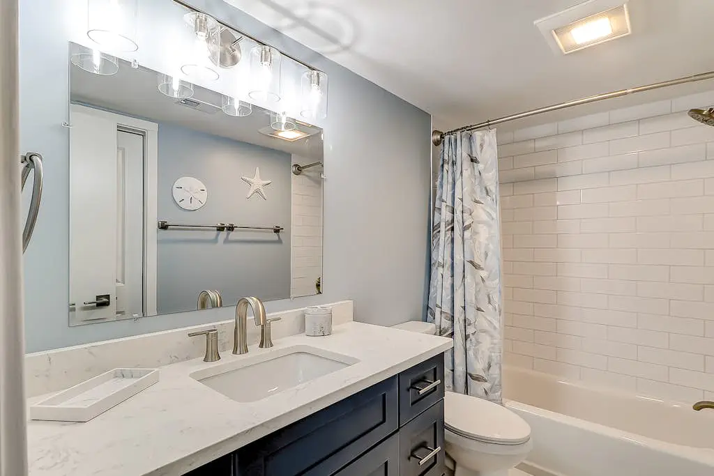 Inviting condo with pool, balcony, beach access & washer/dryer - golf nearby
