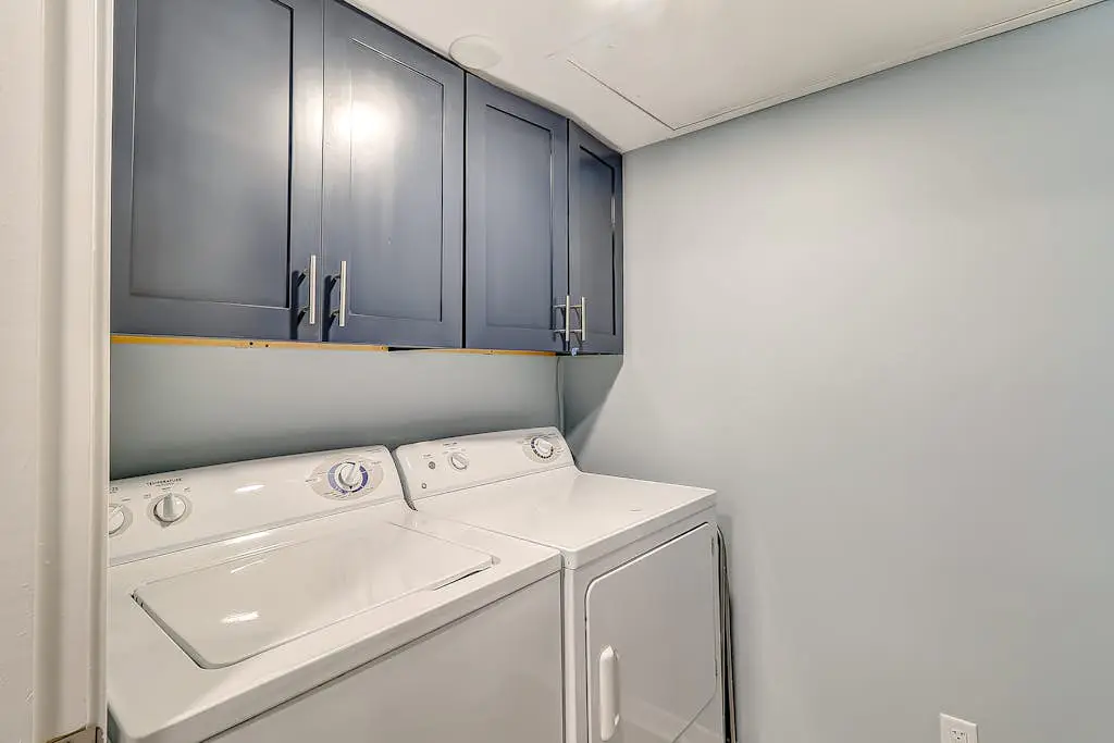 Inviting condo with pool, balcony, beach access & washer/dryer - golf nearby