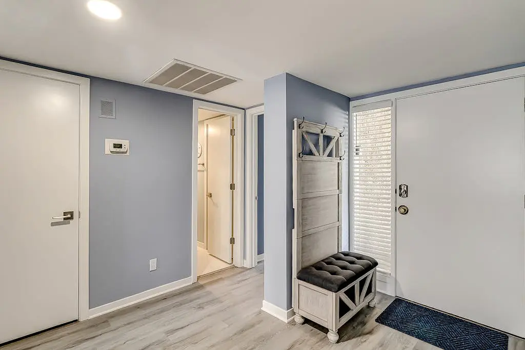 Inviting condo with pool, balcony, beach access & washer/dryer - golf nearby