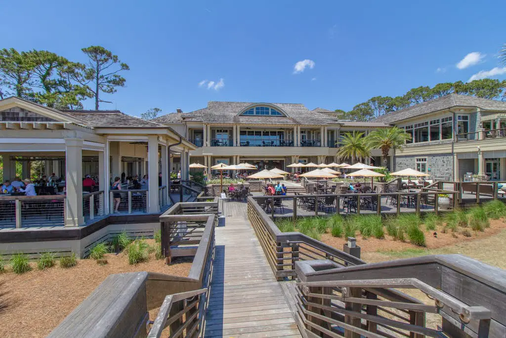 Inviting condo with pool, balcony, beach access & washer/dryer - golf nearby