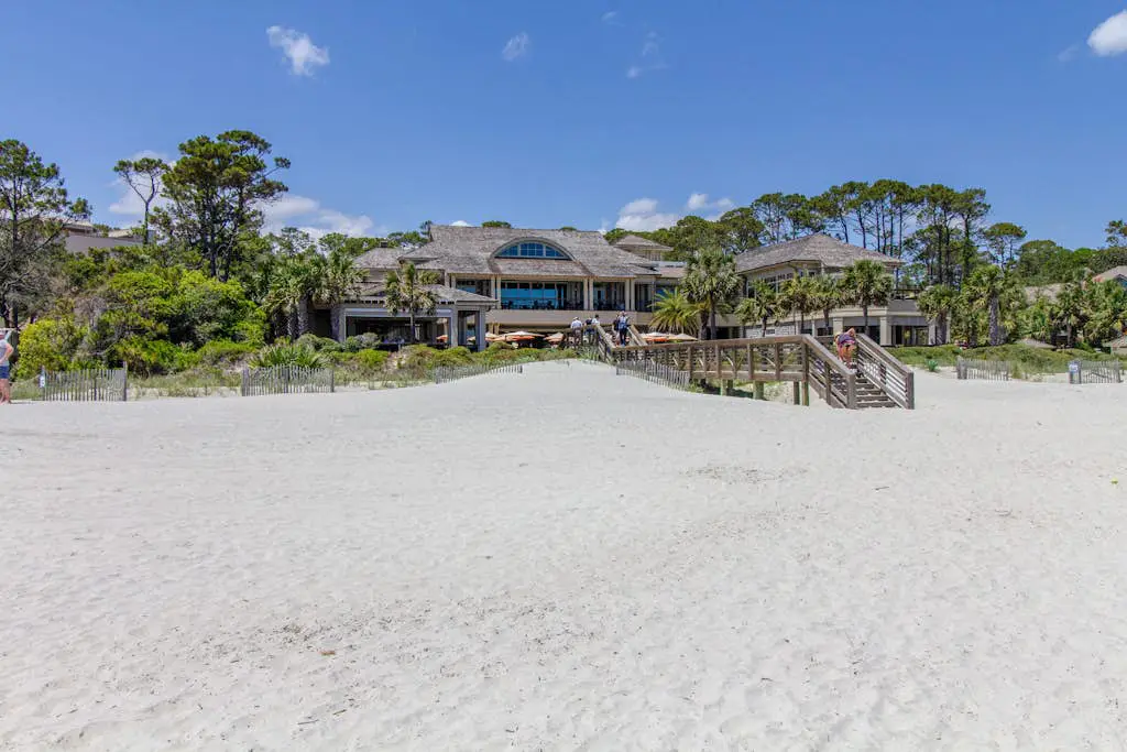 Inviting condo with pool, balcony, beach access & washer/dryer - golf nearby