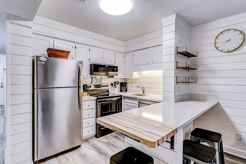 Modern condo with water views, central air-conditioning, shared pool, & hot tub
