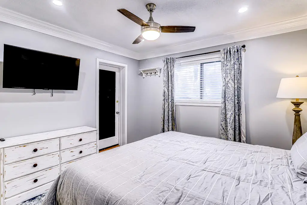 Modern condo with water views, central air-conditioning, shared pool, & hot tub