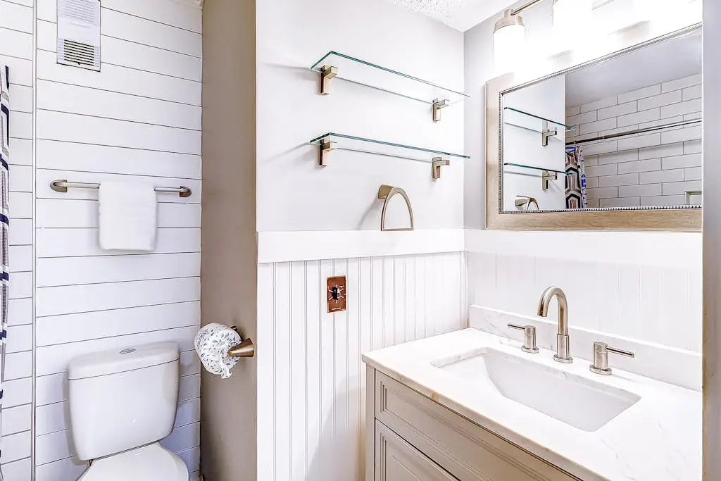 Modern condo with water views, central air-conditioning, shared pool, & hot tub
