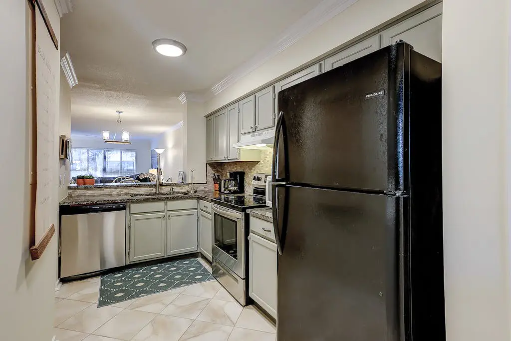 Relaxing condo with pool, balcony