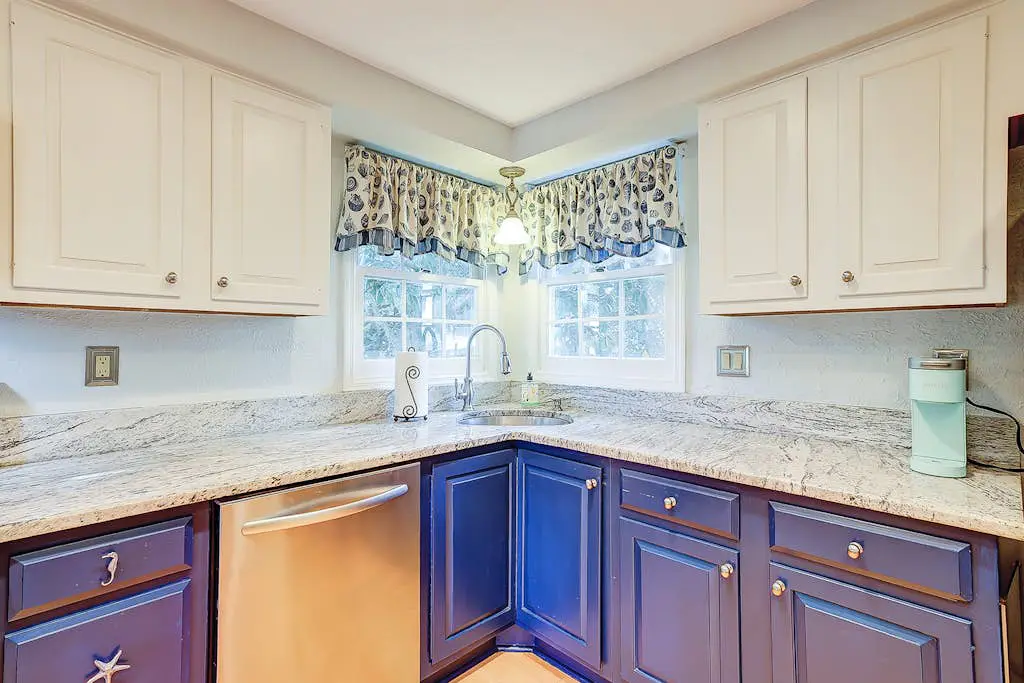 Coastal condo with private patio and lagoon view, golf, pool, tennis court & W/D