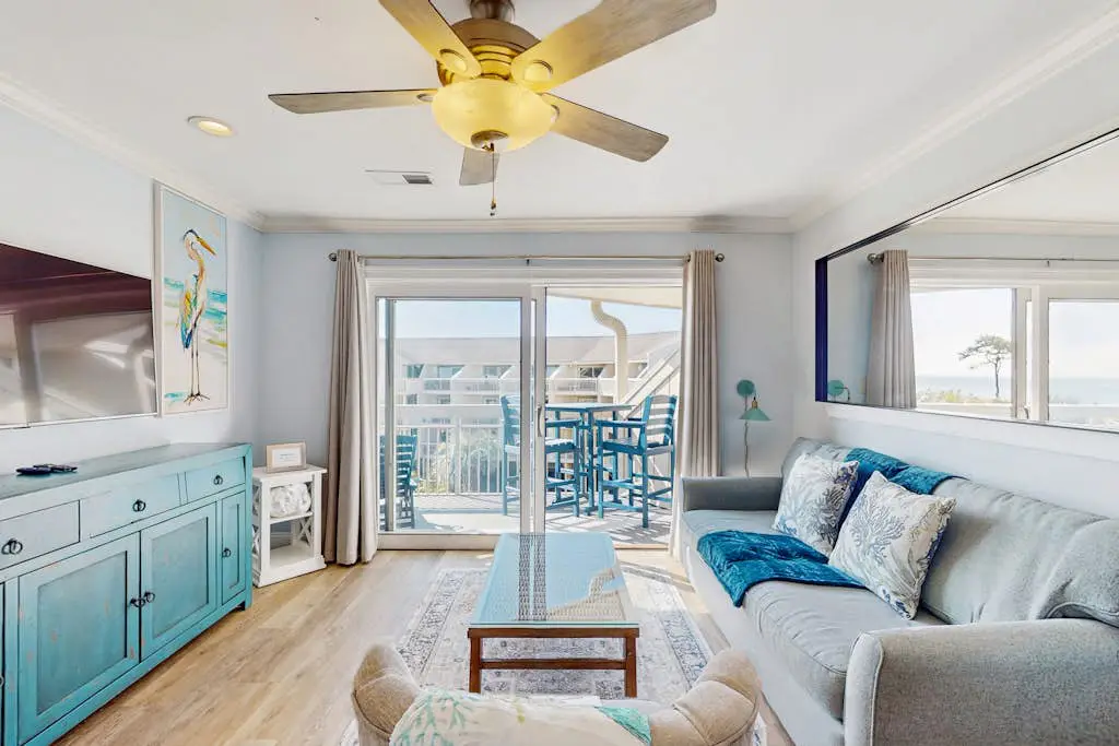 Top Floor Condo w/ Ocean Views, Pool, Balcony & WIFI - Walk to Beach