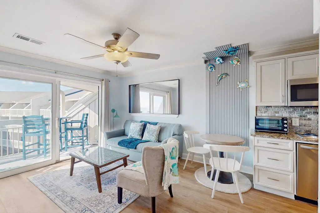 Top Floor Condo w/ Ocean Views, Pool, Balcony & WIFI - Walk to Beach