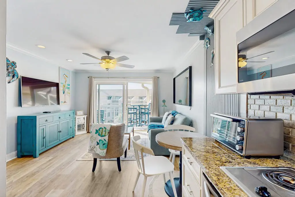 Top Floor Condo w/ Ocean Views, Pool, Balcony & WIFI - Walk to Beach