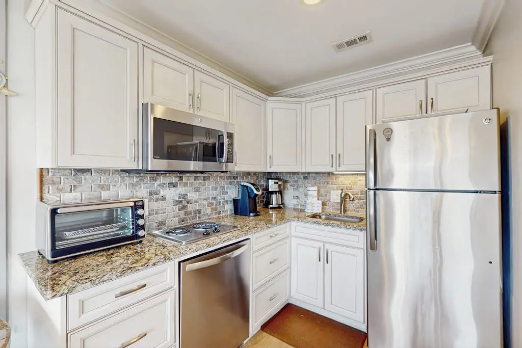 Top Floor Condo w/ Ocean Views, Pool, Balcony & WIFI - Walk to Beach