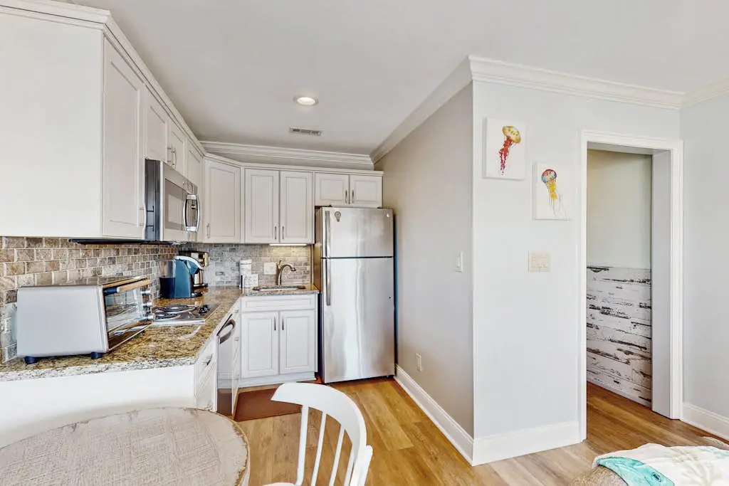 Top Floor Condo w/ Ocean Views, Pool, Balcony & WIFI - Walk to Beach