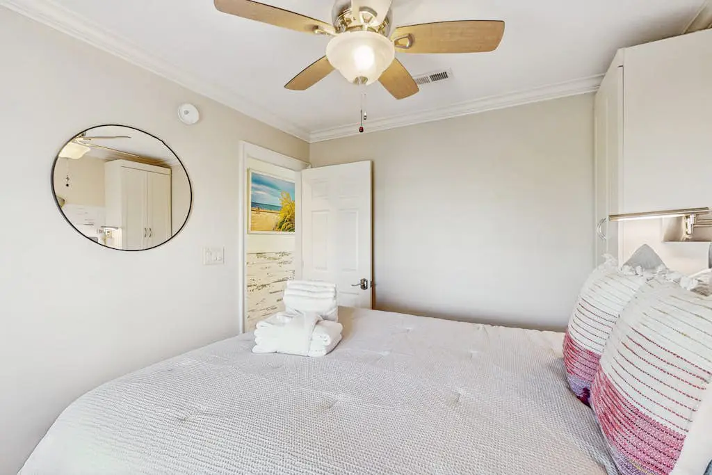 Top Floor Condo w/ Ocean Views, Pool, Balcony & WIFI - Walk to Beach