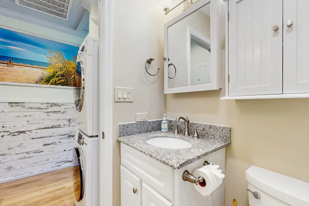 Top Floor Condo w/ Ocean Views, Pool, Balcony & WIFI - Walk to Beach