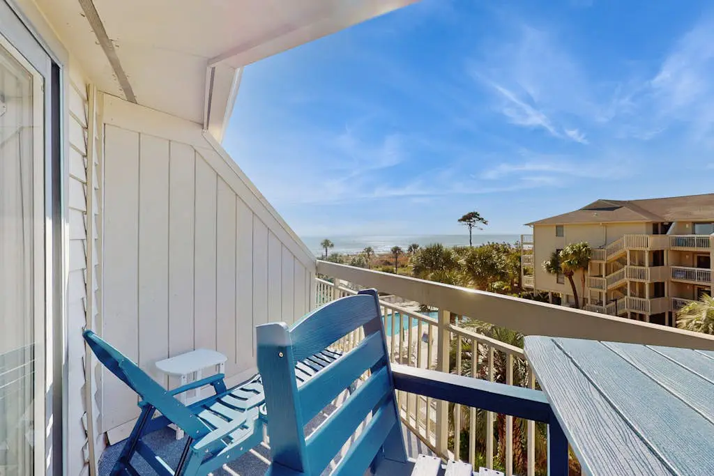 Top Floor Condo w/ Ocean Views, Pool, Balcony & WIFI - Walk to Beach