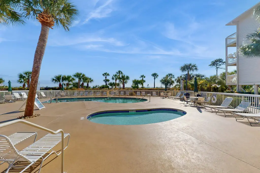 Top Floor Condo w/ Ocean Views, Pool, Balcony & WIFI - Walk to Beach