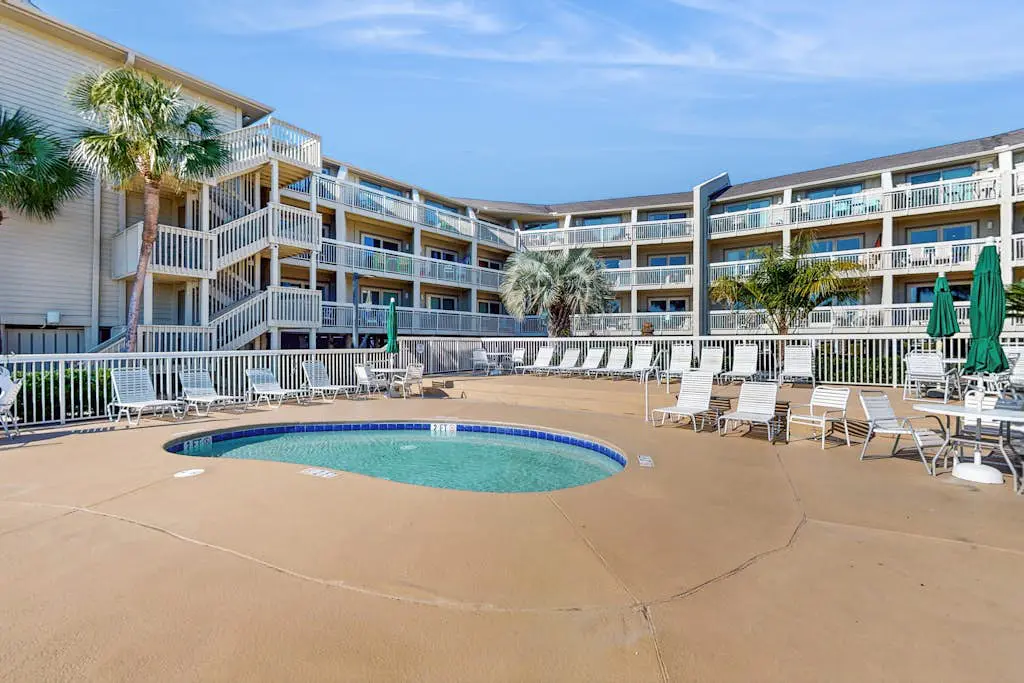 Top Floor Condo w/ Ocean Views, Pool, Balcony & WIFI - Walk to Beach