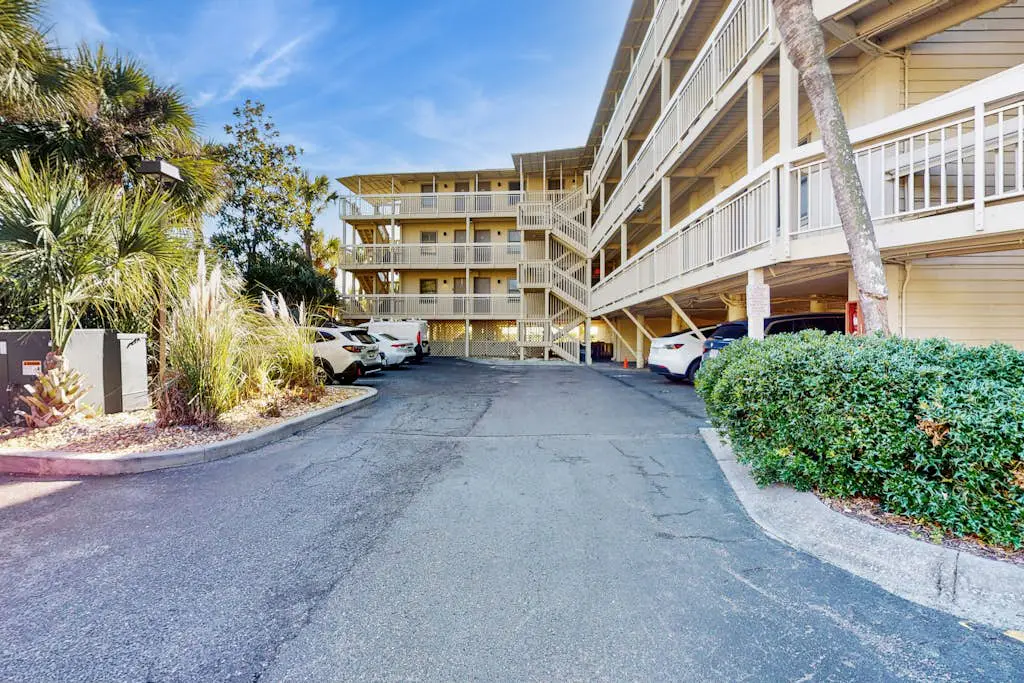 Top Floor Condo w/ Ocean Views, Pool, Balcony & WIFI - Walk to Beach