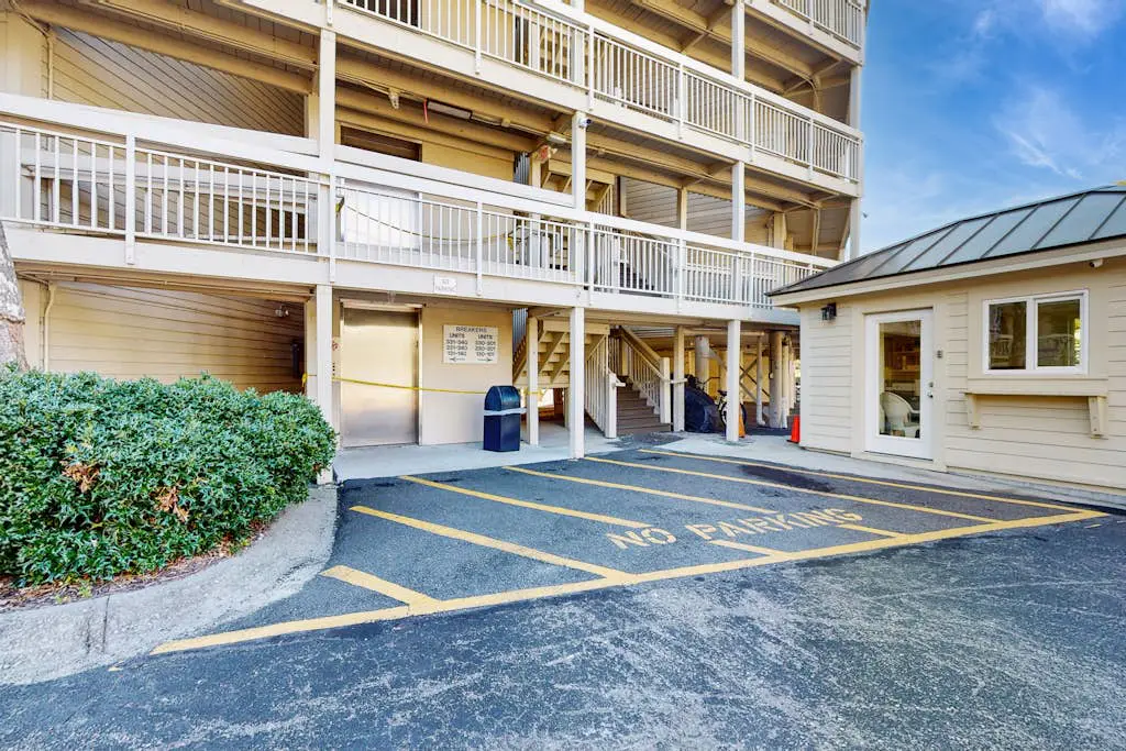 Top Floor Condo w/ Ocean Views, Pool, Balcony & WIFI - Walk to Beach