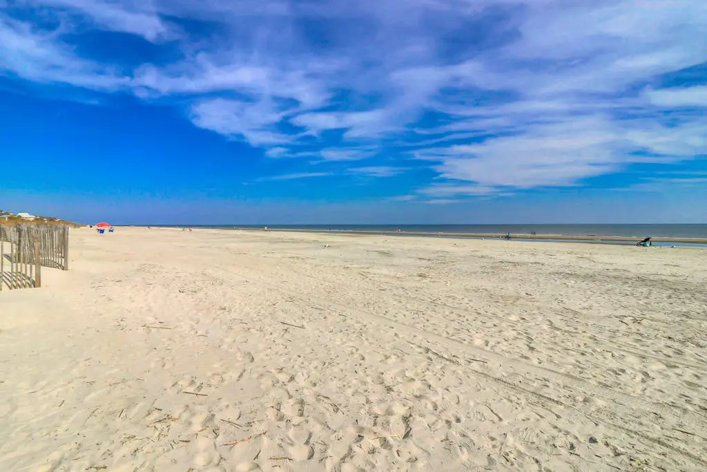 Beach-view condo in oceanfront complex with outdoor pool, beach access & balcony