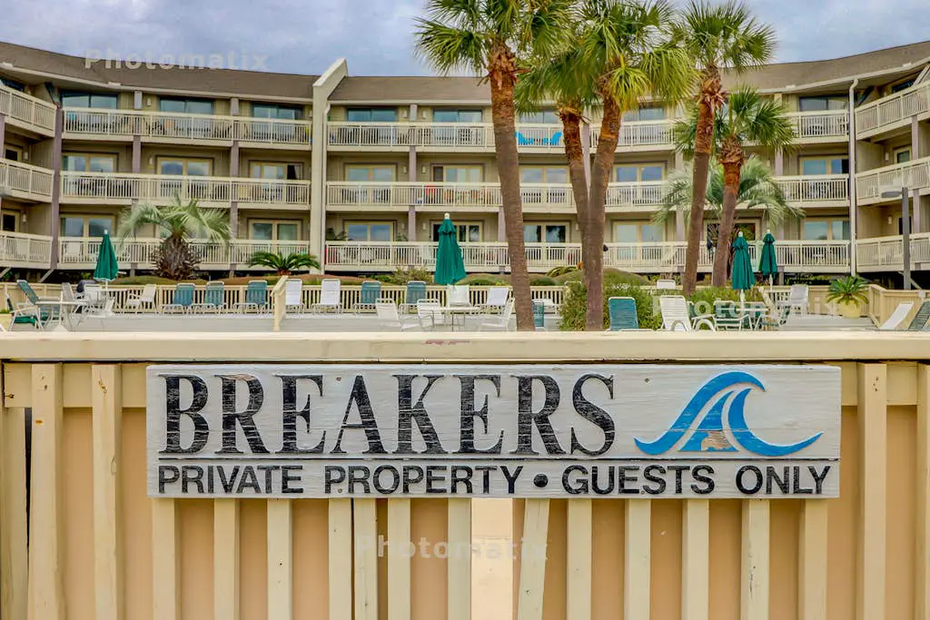 Beach-view condo in oceanfront complex with outdoor pool, beach access & balcony