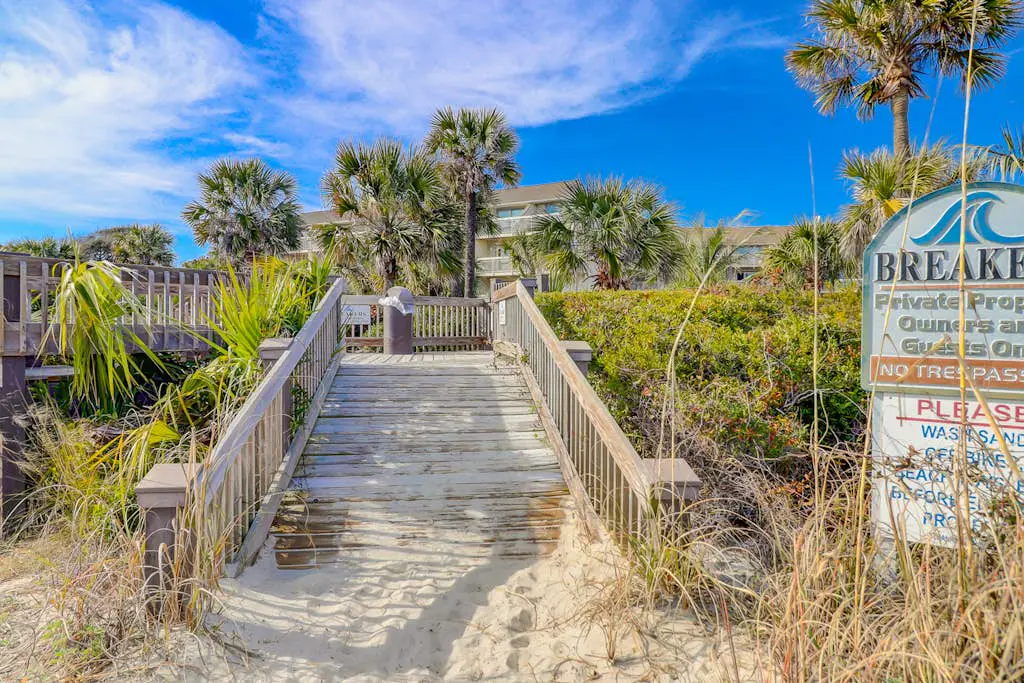 Beach-view condo in oceanfront complex with outdoor pool, beach access & balcony