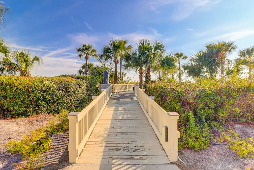 Beach-view condo in oceanfront complex with outdoor pool, beach access & balcony