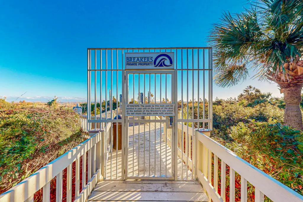 Beach-view condo in oceanfront complex with outdoor pool, beach access & balcony