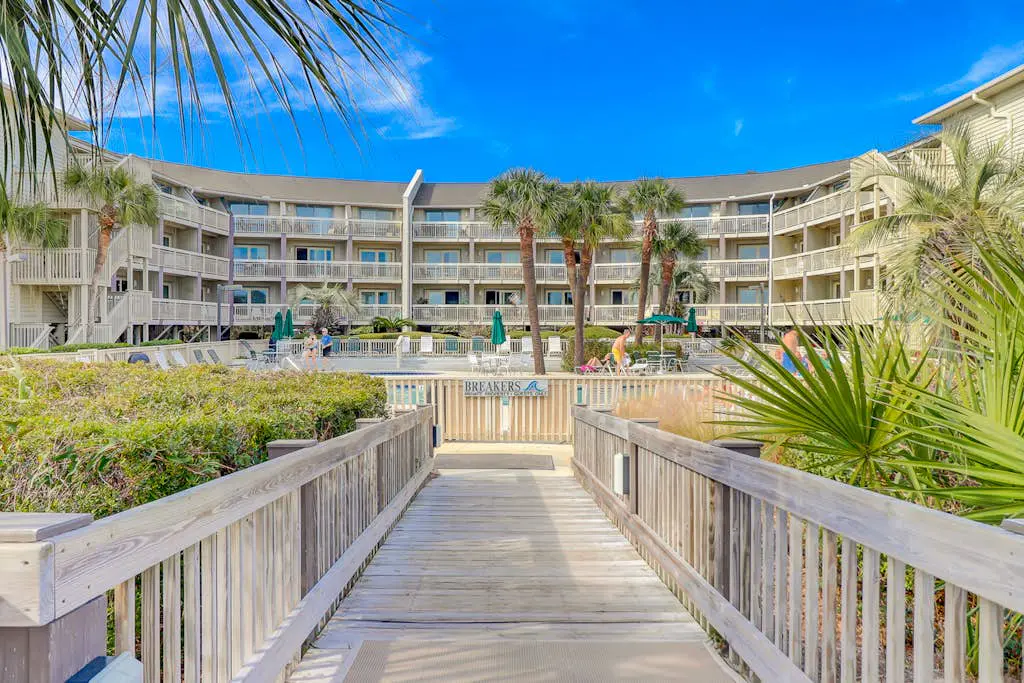 Beach-view condo in oceanfront complex with outdoor pool, beach access & balcony