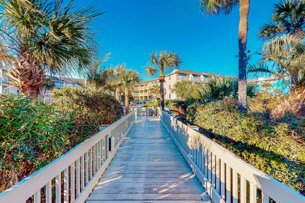 Beach-view condo in oceanfront complex with outdoor pool, beach access & balcony