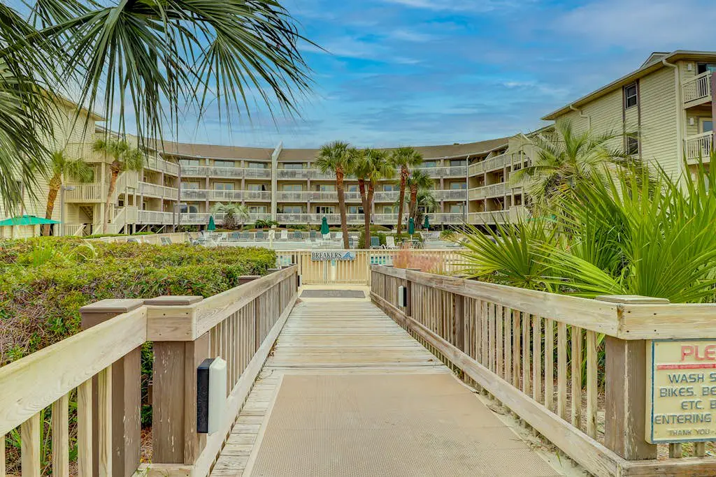 Beach-view condo in oceanfront complex with outdoor pool, beach access & balcony
