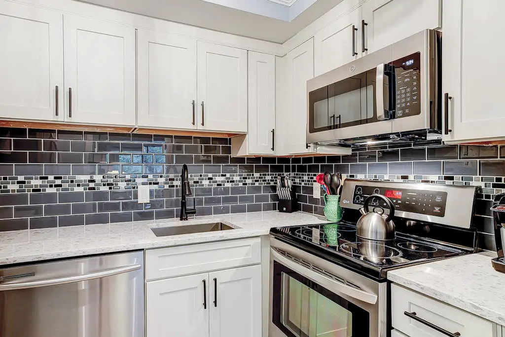 Family-friendly condo near the beach with balcony, central AC, & shared pool