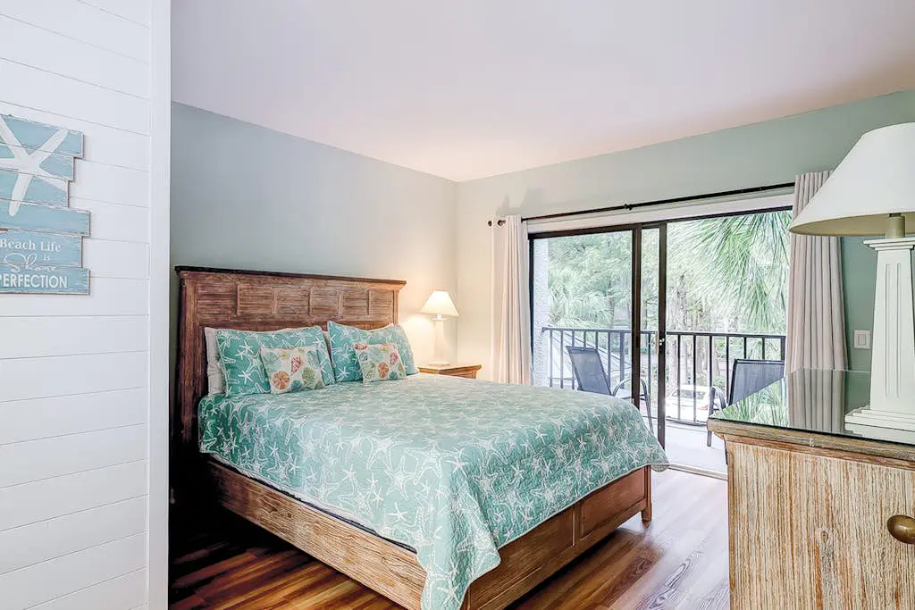 Family-friendly condo near the beach with balcony, central AC, & shared pool