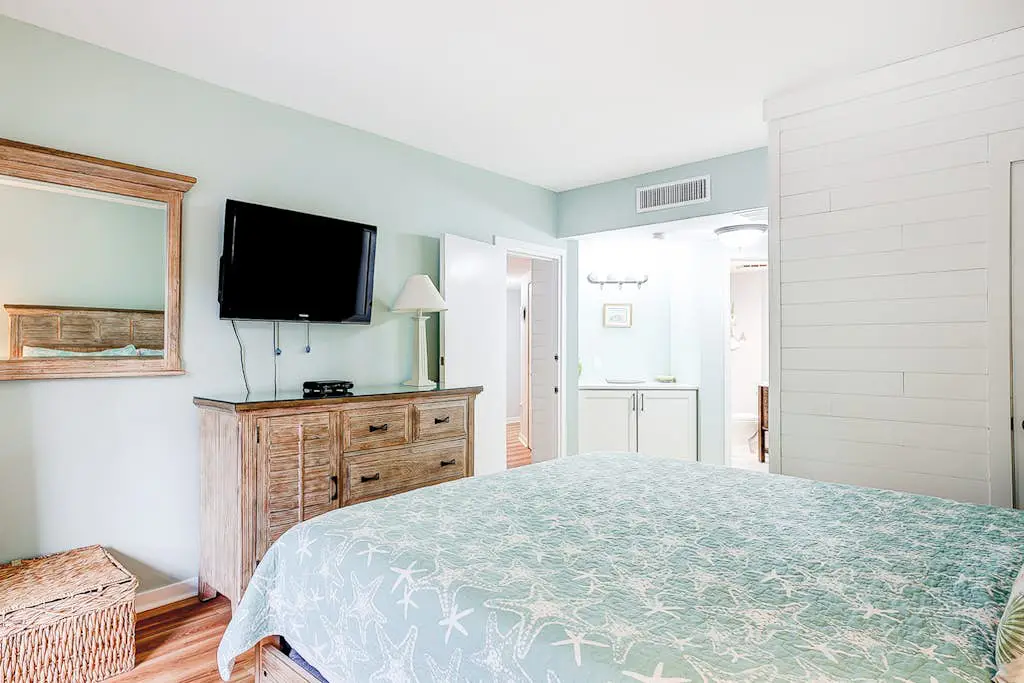 Family-friendly condo near the beach with balcony, central AC, & shared pool