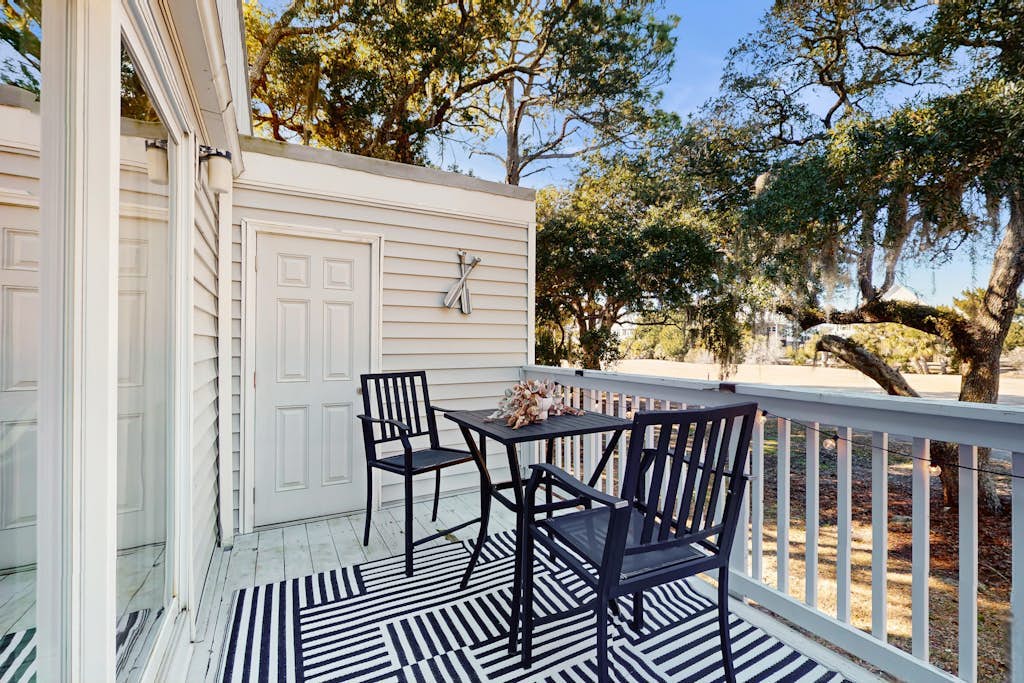 Beautiful condo with full kitchen, free wifi and golf course views