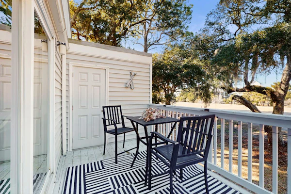 Beautiful condo with full kitchen, free wifi and golf course views