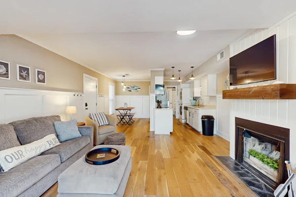 Beautiful condo with full kitchen, free wifi and golf course views