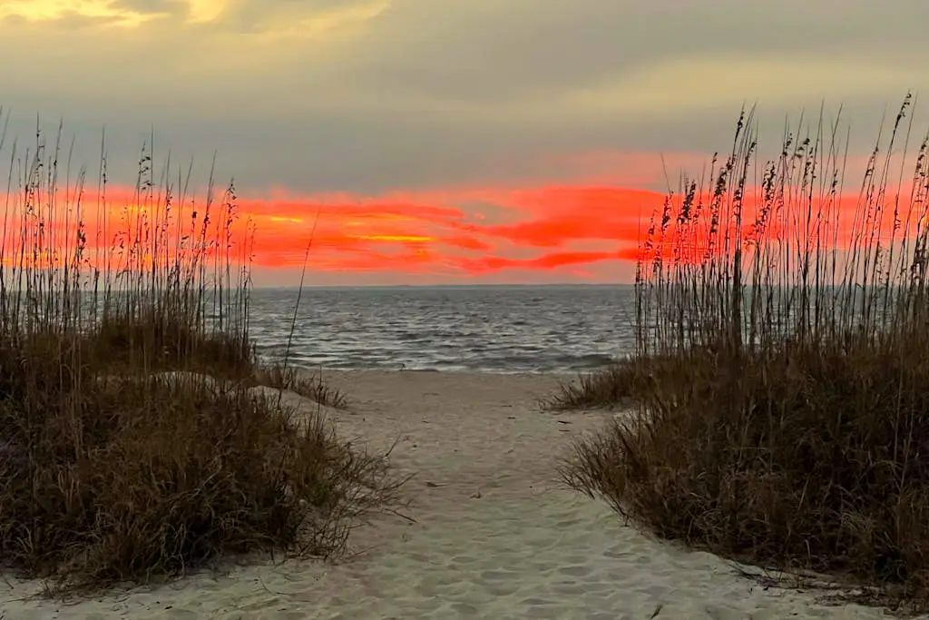 Beautiful condo with full kitchen, free wifi and golf course views