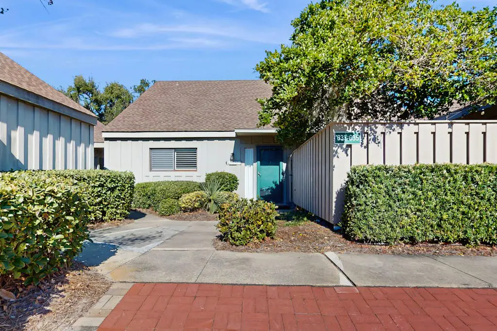 Gated community home w/lagoon & pools - Near Beaches & Dog Friendly