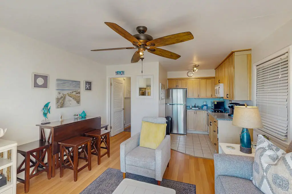 Beach condo with Ocean Views, outdoor pool & balcony - Walk to Beach