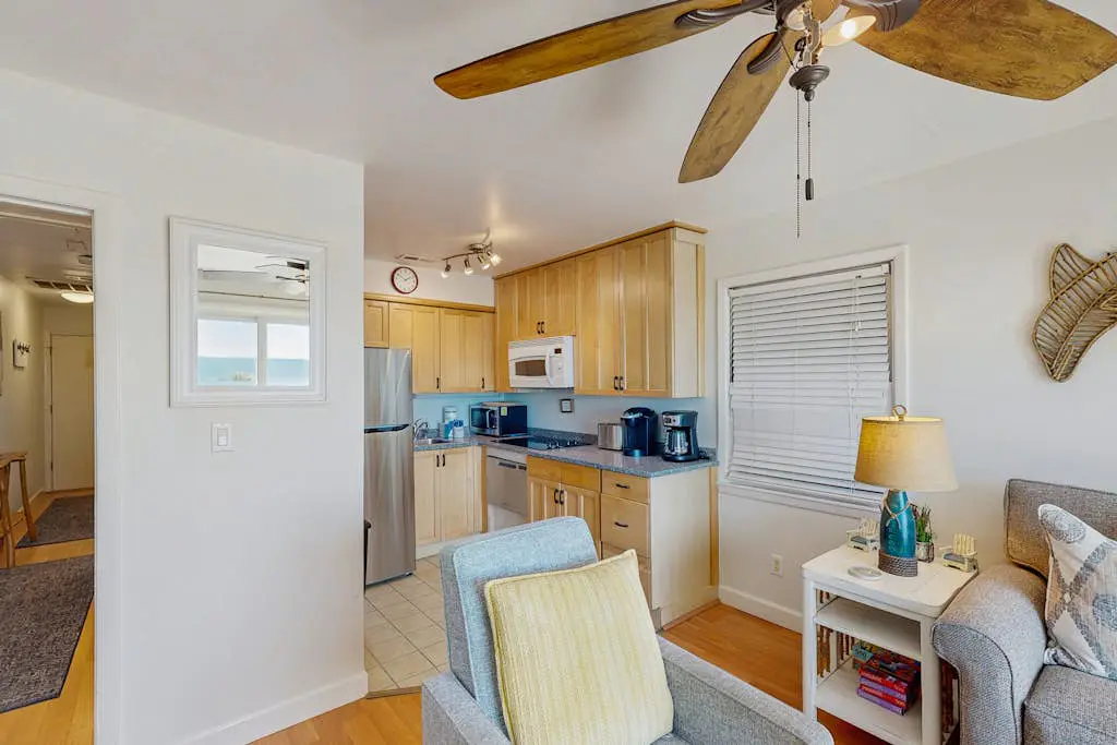 Beach condo with Ocean Views, outdoor pool & balcony - Walk to Beach