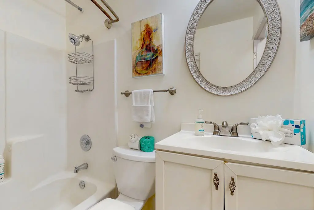 Beach condo with Ocean Views, outdoor pool & balcony - Walk to Beach