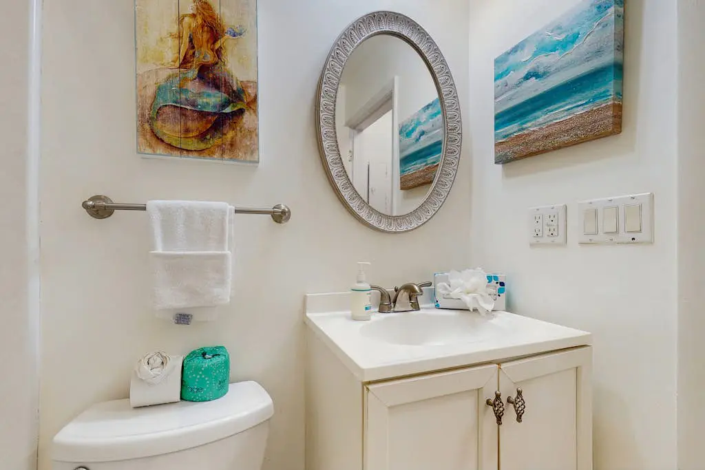 Beach condo with Ocean Views, outdoor pool & balcony - Walk to Beach