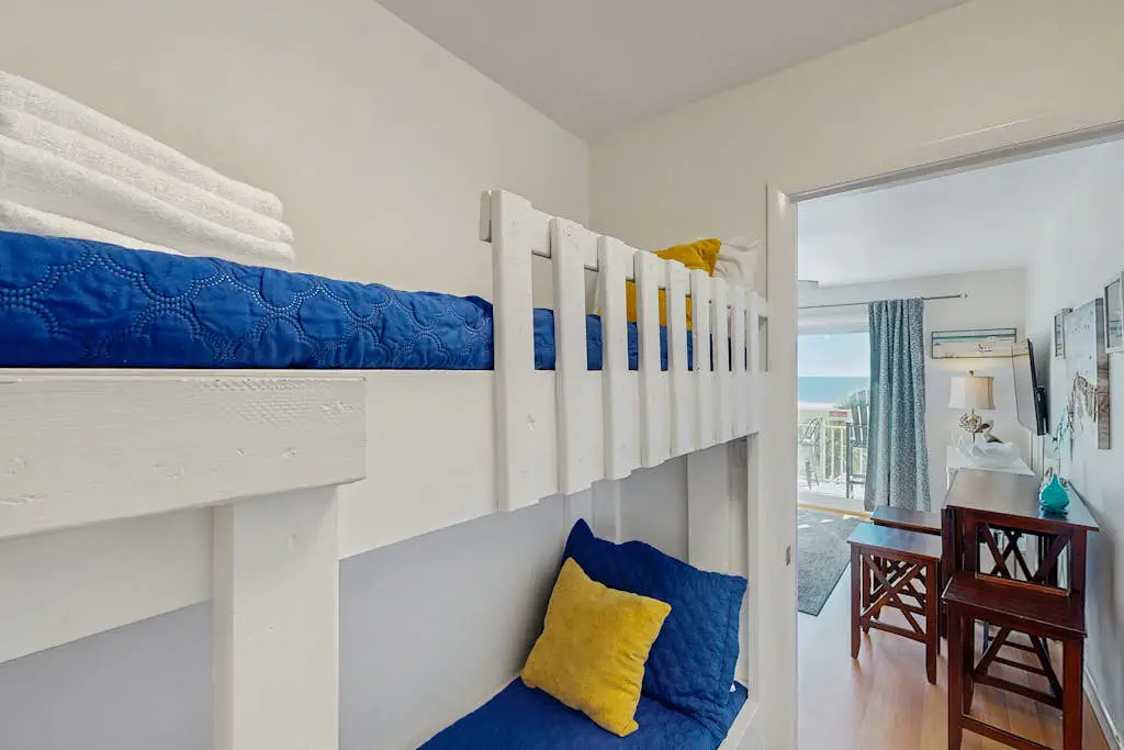 Beach condo with Ocean Views, outdoor pool & balcony - Walk to Beach