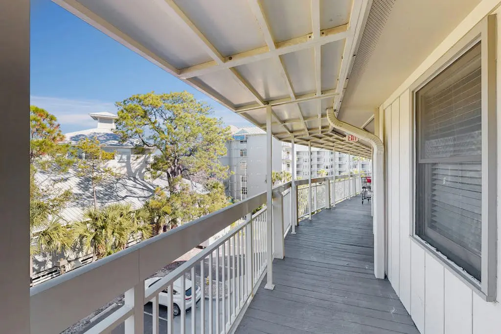 Beach condo with Ocean Views, outdoor pool & balcony - Walk to Beach