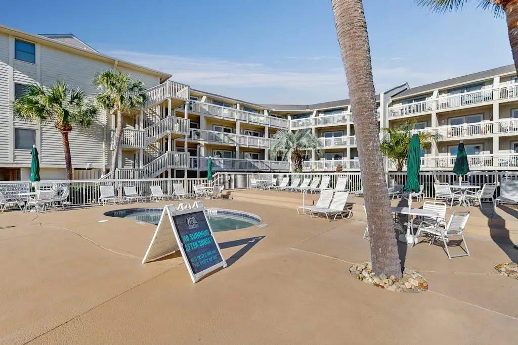Beach condo with Ocean Views, outdoor pool & balcony - Walk to Beach
