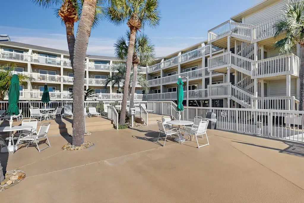Beach condo with Ocean Views, outdoor pool & balcony - Walk to Beach
